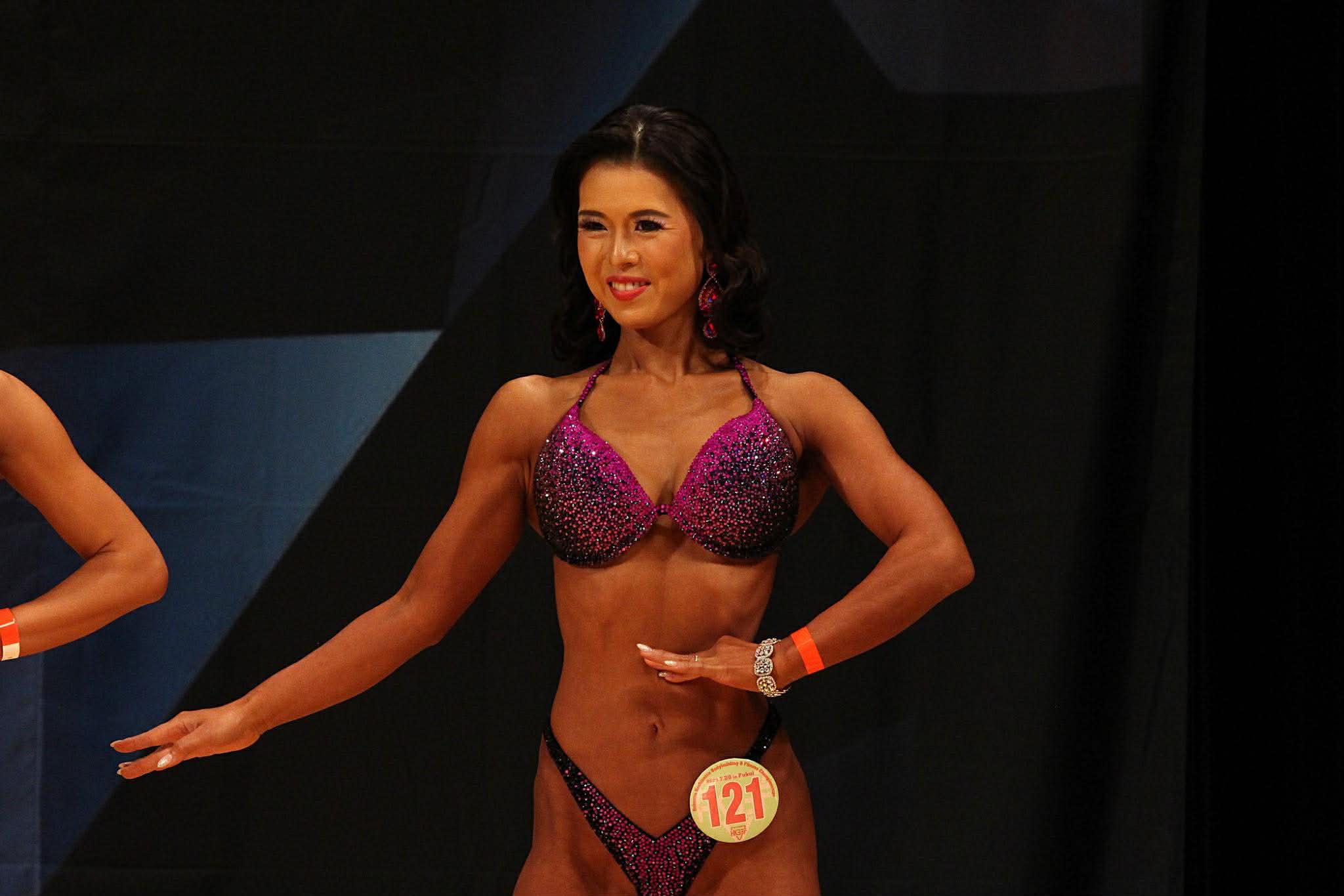 ビキニフィットネス選手 正面 - Pro Tan®カラーリング施術実績