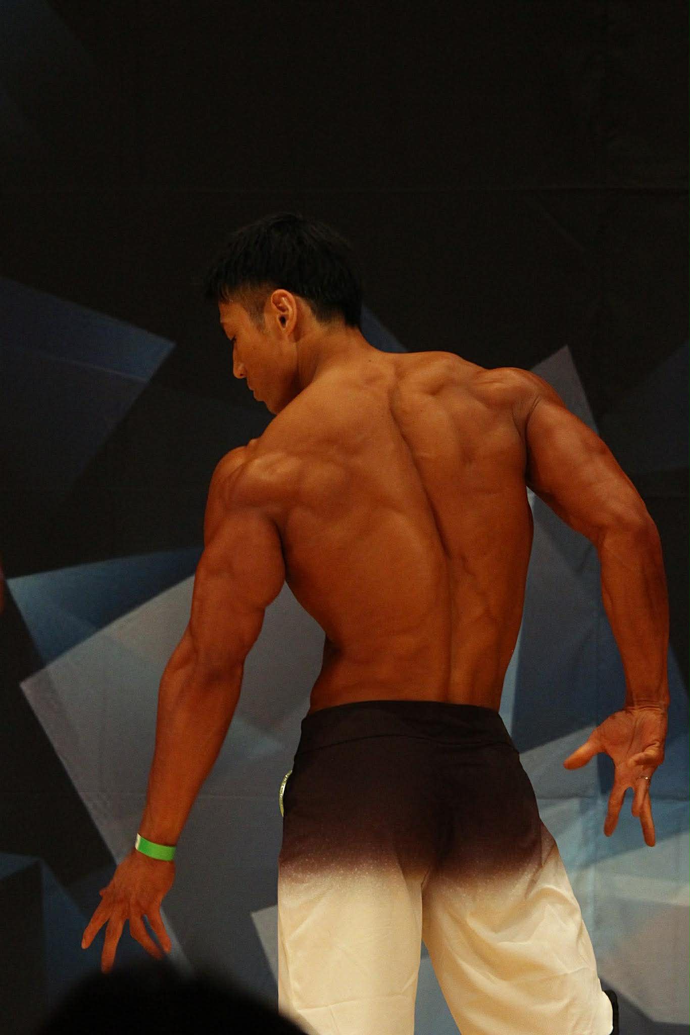 メンズフィジーク選手 背面 - Pro Tan®カラーリング施術実績