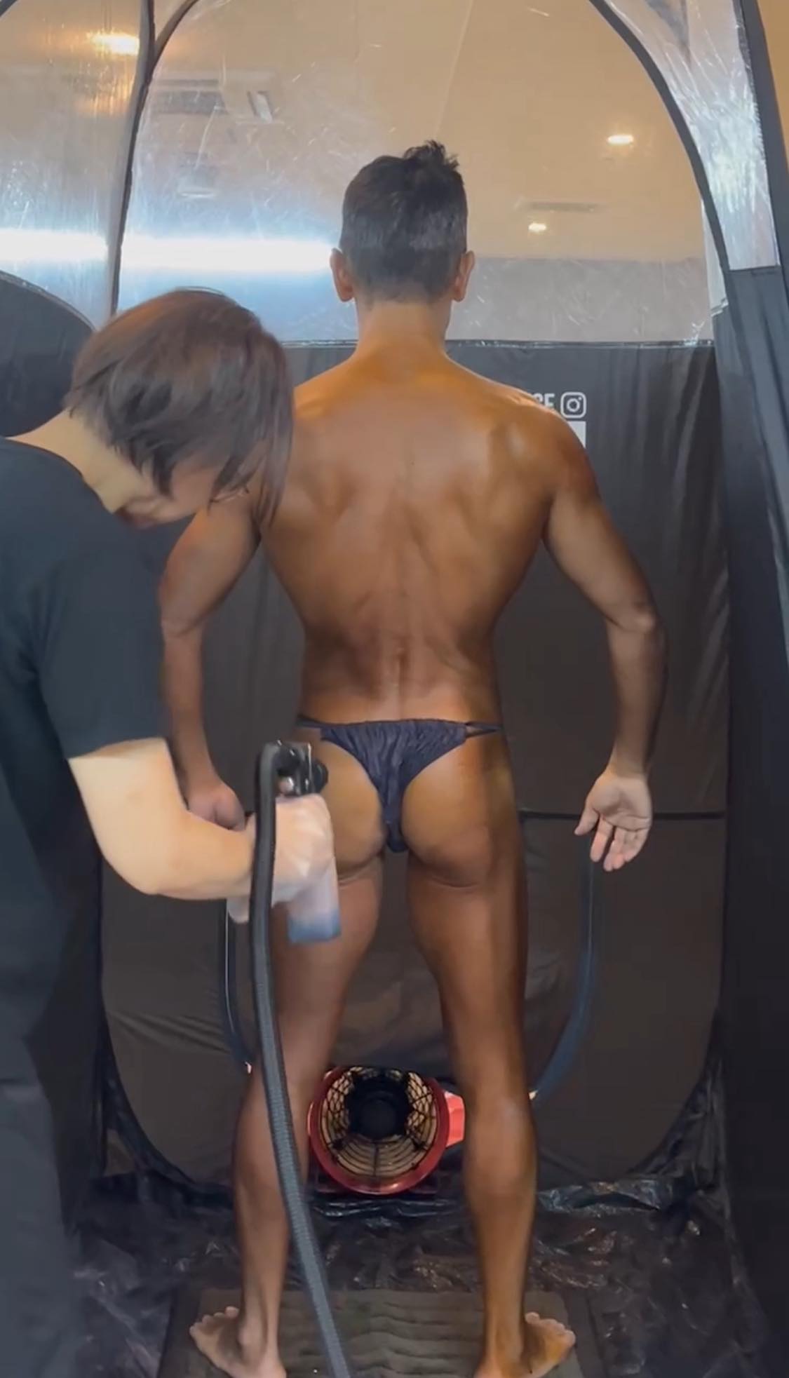 Pro Tan® スプレータンニング施術風景